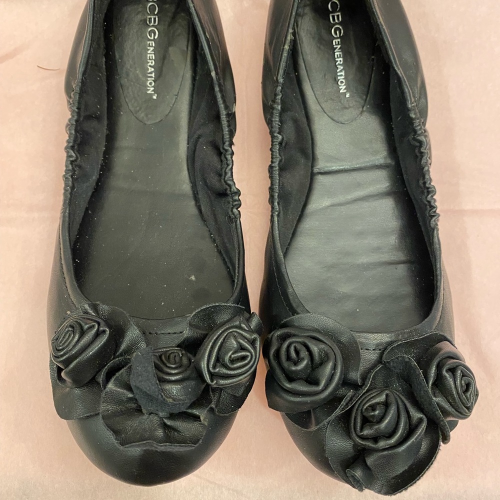 BCBGeneration Size 8 Black Ballet Flats Vegan Leather with Rosettes on Toes